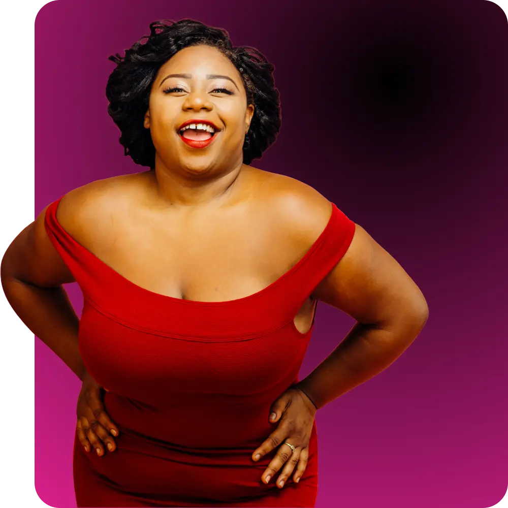 Una mujer segura y sonriente con un vestido rojo