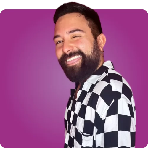 Descubre Q Care Plus con Confianza Hombre sonriente con camisa a cuadros aprendiendo sobre Q Care Plus.